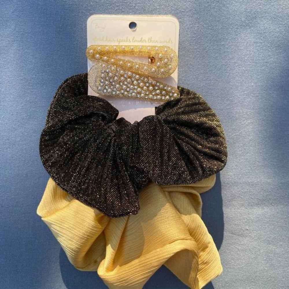 ⭐️4 for 25⭐️ NWT BERRY Scrunchie Hair Clip Set‎